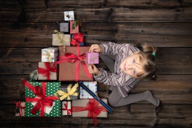 Kız Hediyelik Noel ağacı çam ile dikey üstten görünüm vintage ahşap tutmak homewear çocuk mutlu gülümseyen hediye mevcut kutu yaptı. Arka plan christmas kış tatil sezon parti sosyal medya kartı