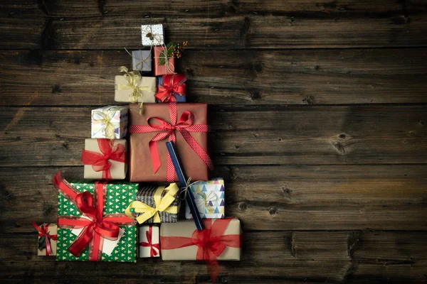 Texte ou logo vide espace de copie dans la verticale vue du dessus sombre bois vintage avec sapin de Noël pin en coffrets cadeaux. Noël hiver saison des fêtes fond de carte de médias sociaux — Photo