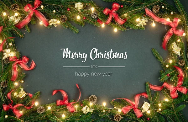 Kellemes karácsonyi ünnepeket és boldog új évet köszöntések függőleges felülnézet sötét blackboard, a fenyő ágak, a szalagok és a fények, díszített keret. Xmas téli üdülési szezon szociális média kártya háttér — Stock Fotó