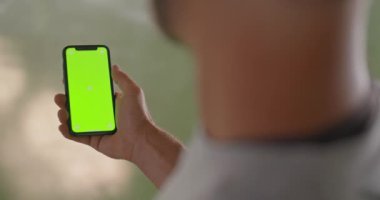 Smartphone ile yeşil ekran fitness spor egzersiz sırasında kullanan genç yetişkin adam. Grunge endüstriyel kentsel training.4k ağır çekim video