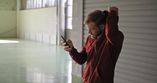 Jeune Homme Adulte Avec Sweat Capuche Utilisant Smartphone Pendant Entraînement — Video