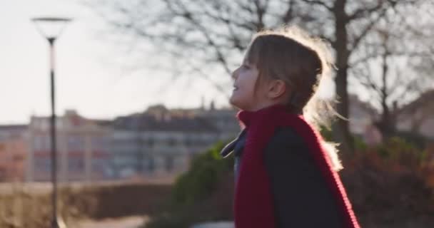 Kız çocuk babası öpüşme. Modern gelecekteki ulaşım teknolojisi. Active Family.Park kaldırım kentsel açık. Sıcak gün batımı soğuk hava backlight.4k ağır çekim 60p video — Stok video