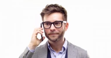 Gözlük takan ve smartphone kullanarak profesyonel iş Sarışın yetişkin bir adam. Kişi eylem. İnsanlar video portre beyaz arka plan üzerinde izole. Orta shot.4k video