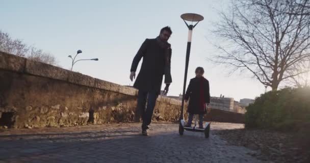 Hija Niña Aprendiendo Segway Montar Con Papá Enseñanza Ciudad Tecnología — Vídeo de stock