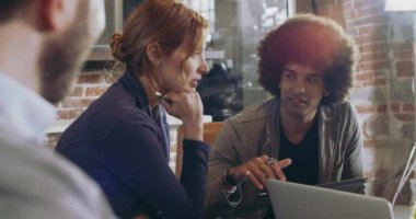 Meslektaşları ve müşterileri dizüstü ve tablet ile strateji konuşmak. Grup gayri resmi iş takım toplantısı Restoran salonda çok ırklı insan. Takım çalışması, kurumsal, çeşitlilik ve sosyal mefhumlar