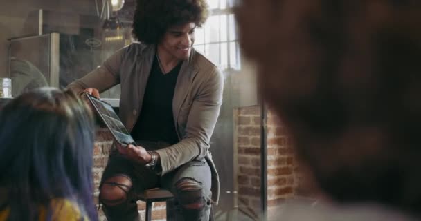 Hombre Mostrando Fotos Imágenes Tableta Grupo Colegas Multiétnicos Clientes Personas — Vídeo de stock