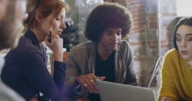 Meslektaşları ve müşterileri dizüstü ve tablet ile strateji konuşmak. Grup gayri resmi iş takım toplantısı Restoran salonda çok ırklı insan. Takım çalışması, kurumsal, çeşitlilik ve sosyal mefhumlar