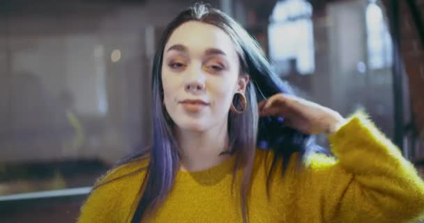 Mujer de pelo azul de confianza con piercings retrato sonriente. Freelancer, dueño de una pequeña empresa o estudiante en la oficina del estudio, coworking o escuela. Personas que usan casual.Modern, crecimiento, éxito. — Vídeo de stock