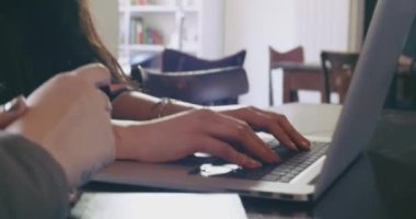 Kadın el laptop detay kullanarak. İş çalışma veya pub kafe, restoran lounge veya kafeterya eğitim Asyalı Çinli, beyaz kadınlar rahat giyinmiş. Modern, coworking, çeşitlilik, çok ırklı