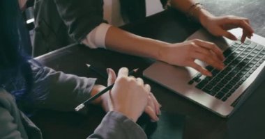 Kadın el laptop detay kullanarak. İş çalışma veya pub kafe, restoran lounge veya kafeterya eğitim Asyalı Çinli, beyaz kadınlar rahat giyinmiş. Modern, coworking, çeşitlilik, çok ırklı