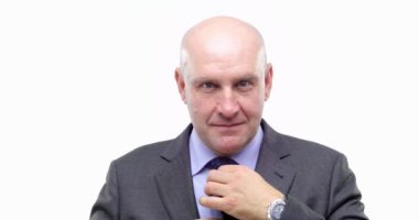 ve kravat ayarlama, beyaz, 4 k video izole ciddi, mutlu, ifade profesyonel yetişkin beyaz kel iş Yöneticisi adam portresi