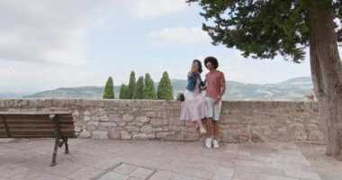 Romantik Çift kırsal kasaba, Assisi.approach içinde geniş bir selfie ile smartphone alarak vurdu. Arkadaşlar Umbria.4k yavaş çekimde İtalyan yolculuk