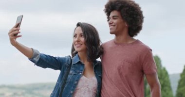 Romantik Çift bir selfie smartphone ile kırsal kasaba Assisi.Portrait ortamda alarak vurdu. Arkadaşlar Umbria.4k yavaş çekimde İtalyan yolculuk