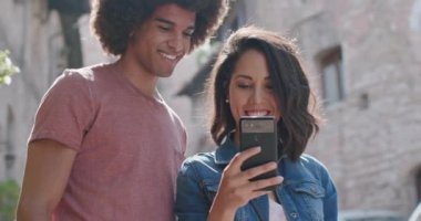 Romantik Çift aktivite veya simge Assisi.Portrait kırsal kasaba orta çekimde aramak için Smartphone kullanarak. Arkadaşlar Umbria.4k yavaş çekimde İtalyan yolculuk