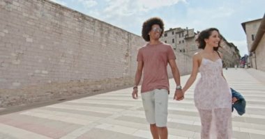 Romantik Çift özgür ve mutlu hissediyorum kırsal kasaba Assisi.Medium ana meydanında yürürken vurdu. Arkadaşlar Umbria.4k yavaş çekimde İtalyan yolculuk