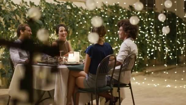 Quatre personnes, deux couples heureux de parler et de manger lors d'un dîner gastronomique romantique ou d'un déjeuner. Amis voyage italien en Ombrie 4k slow motion — Video