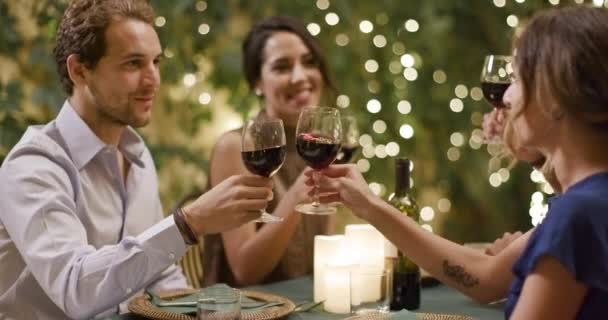 Čtyři lidé, dva páry šťastné mluvit a opékání s červeným vínem během romantické gurmánskou večeři nebo oběd. portrét průměrný střelec. Italská cesta přátel Umbria.4k zpomalené — Stock video