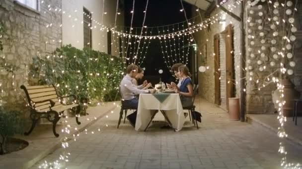 Quatre personnes, deux couples heureux de parler et de manger lors d'un dîner gastronomique romantique ou d'un déjeuner. Amis voyage italien en Ombrie 4k slow motion — Video