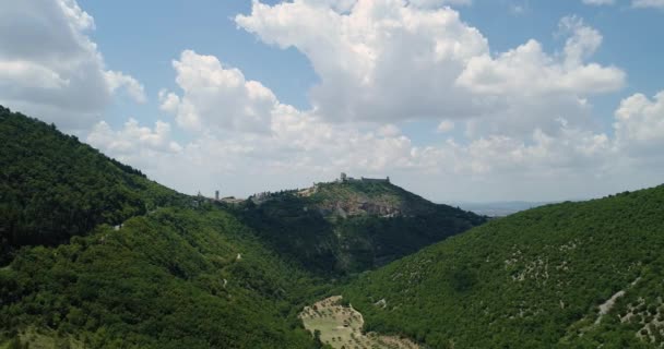 Légifelvételek vidéki város vagy falu vagy Assisi városa, a vár fölött repül. Visszafelé rendelőnkben. . Olasz utazás Umbria.4k drone — Stock videók