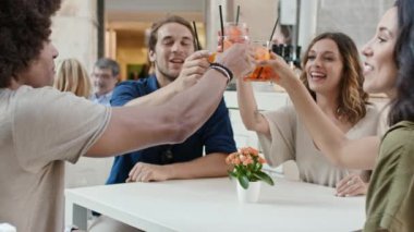 Dört kişi ya da iki aperatif city café'de kokteylle mutlu toasting çiftler. Orta portre arkadaşlar İtalyan gezi Umbria.4k yavaş çekimde vurdu.