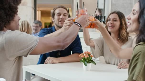 Quatre personnes ou deux couples heureux toasting avec cocktail à l'apéritif dans le café de la ville.Portrait moyen tourné Amis voyage italien en Ombrie 4k slow motion 