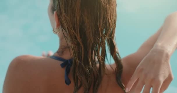 Woman from back drying and adjusting hair while relaxing in swimming pool in sunny day.Friends viagem italiana em Umbria.4k câmera lenta — Vídeo de Stock