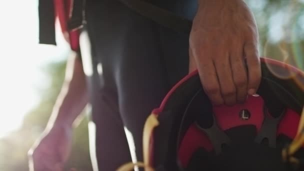 Detalhe de homem mantendo capacete vestindo terno de mergulho antes de rafting ou canoagem. Ação sport.Friends viagem italiana em Umbria.4k câmera lenta — Vídeo de Stock