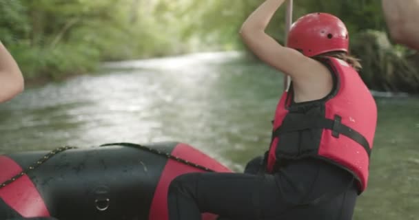 Kvinne og andre personer padler eller rowinfer under raftingstur på elven nær skogen. POV. Venner italiensk tur i Umbri.4k sakte film – stockvideo