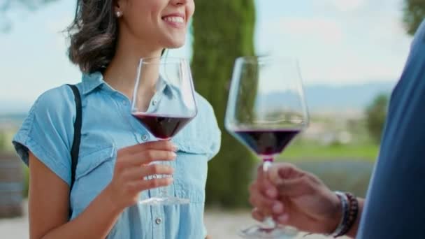 Romantisch paar, vrouw roosteren en lachend met rode wijn bij zonsondergang warm licht. De Italiaanse reis vrienden in slowmotion Umbria.4k — Stockvideo