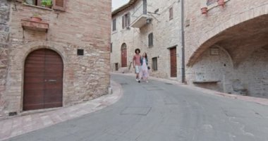 Romantik bir çift Assiya kırsalını geziyor. Umbria 45 'lik ağır çekimde arkadaşlarla İtalya gezisi