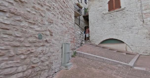 Romantický pár procházky na venkově města Assisi.Side následovat. Přátelé italský výlet v Umbria.4k zpomalení — Stock video