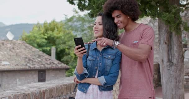浪漫夫妇在阿西西农村小镇使用智能手机。肖像中拍摄。朋友意大利之旅在翁布里亚.4k慢动作 — 图库视频影像