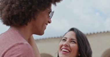 Romantik çift Assisi.Close çekim kırsal kasabasında ana meydanda özgür ve mutlu duygu okşama. Umbria.4k yavaş hareket Arkadaşlar İtalyan gezisi