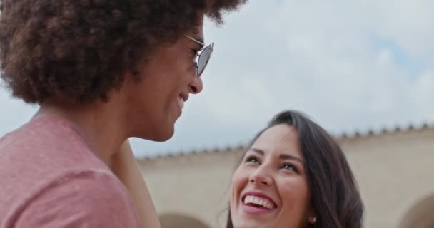 Casal romântico acariciando sentimento livre e feliz para a praça principal na cidade rural de Assisi.Close shot.Friends viagem italiana em Umbria.4k câmera lenta — Vídeo de Stock