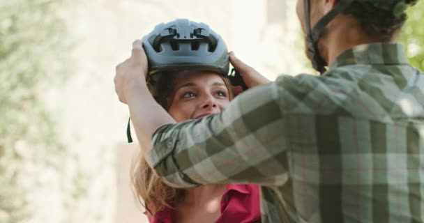 Casal ativo romântico usando capacete para andar de bicicleta e bicicletas mtb em um belo caminho ao ar livre madeira.Closeshot.Amigos viagem italiana em Umbria.4k câmera lenta — Vídeo de Stock