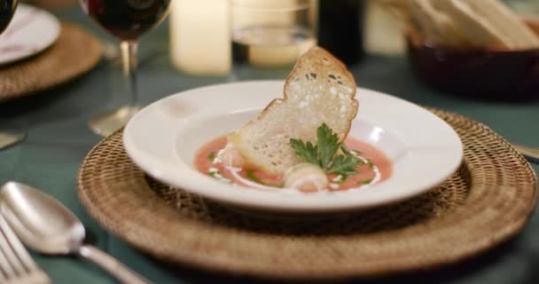 Szczegół pięknej potrawy podczas romantycznej wykwintnej kolacji lub lunchu. Zamknij strzał. Znajomi włoskiej podróży w Umbrii. 4K w zwolnionym tempie — Wideo stockowe