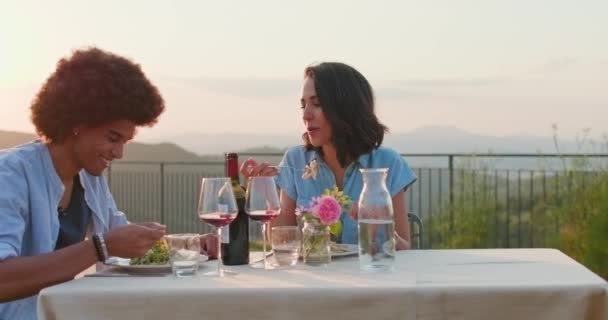 Manželé rádi mluví a jedí během romantické labužnické večeře venku při západu slunce. Střední záběr. Italský výlet v Umbrii. 4k pomalý pohyb — Stock video