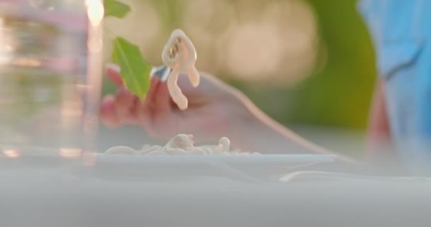 Detalhe mão mulher comer macarrão linguine durante o jantar romântico gourmet ao ar livre ao pôr do sol.Close shot. Amigos viagem italiana em Umbria.4k câmera lenta — Vídeo de Stock