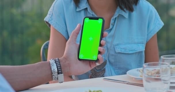 Homem usando dispositivo smartphone tela verde durante o jantar romântico ao ar livre ao pôr do sol. Amigos viagem italiana em Umbria.4k câmera lenta — Vídeo de Stock