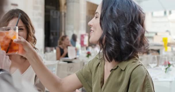 Quatre personnes ou deux couples heureux toasting avec cocktail à l'apéritif dans le café de la ville.Portrait moyen tourné Amis voyage italien en Ombrie 4k slow motion — Video