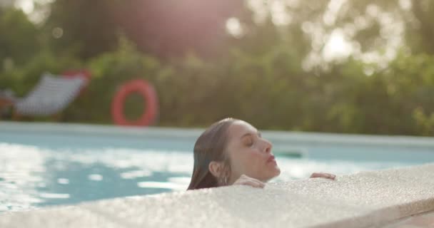 晴れた日にはスイミングプールでリラックスした水の中に女性.ウンブリアの友人イタリア旅行4kスローモーション — ストック動画