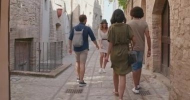 Dört mutlu turist, Spello kırsalını ziyaret ederek küçük caddelerde yürüyorlar. Ardından geri dönüyorlar. İtalya 'da Umbria 45' lik ağır çekimde arkadaşlar gezisi.