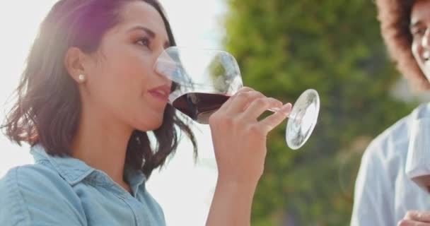 Couple romantique, femme buvant du vin rouge et souriant au coucher du soleil lumière chaude. Amis voyage italien en Ombrie 4k slow motion — Video