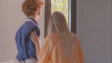 Çift selamlıyorum ve ev girişinde arkadaşlar karşılama. Ev partisinin tadını çıkaran dost canlısı insanlar. Birliktelik, arkadaşlık, eğlence. El videosu