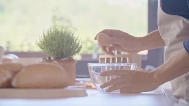 Mann öffnet Cracking ein Ei in Schüssel. Junge Leute Paar Kochen und Zubereiten von Essen, Spaghetti Pasta Carbonara Mahlzeit für Mittag-oder Abendessen in modernen Haus Freiraumküche. Moderne Liebesbeziehung, helfen — Stockvideo