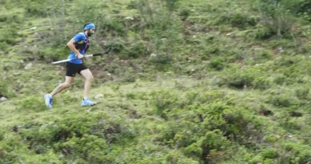 爬山的人在爬山时跑。越野赛跑者跑向攀登时的最高峰训练。野生绿色自然户外在多云多雾的恶劣天气。活动、运动、努力、挑战、意志力概念 — 图库视频影像