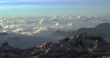 Dağ tepe hedefe ufuk görünümü görünümlü ulaşan çalışan trail koşucu adam. Geniş atış. Gün doğumu veya gün batımında açık havada vahşi doğa arkadan aydınlatmalı. Eğitim aktivitesi, spor, çaba, meydan okuma, irade kavramları