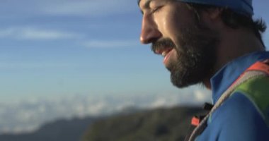 Dağ tepe hedefe ufuk görünümü görünümlü ulaşan çalışan trail koşucu adam. Portre çekimi. Gün doğumu veya gün batımında açık havada vahşi doğa arkadan aydınlatmalı. Eğitim aktivitesi, spor, çaba, meydan okuma, irade kavramı