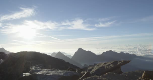 Man benen klimmen lopen op berg stijgen. Trail runner loopt naar top Peak training op Rocky Climb. Wilde groene natuur buitenshuis bij zonsopgang of zonsondergang. Activiteit, sport, inspanning, uitdaging, wilskracht concepten — Stockvideo