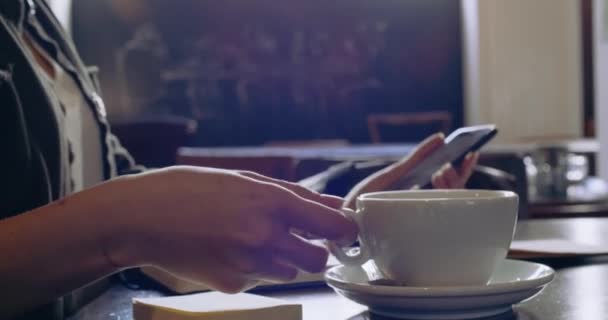 Vrouw die thee drinkt met behulp van smartphone mobiel.Close-up casual gekleed aziatische chinees, zakenvrouw werken of studeren in cafe, restaurant lounge of cafetaria. — Stockvideo